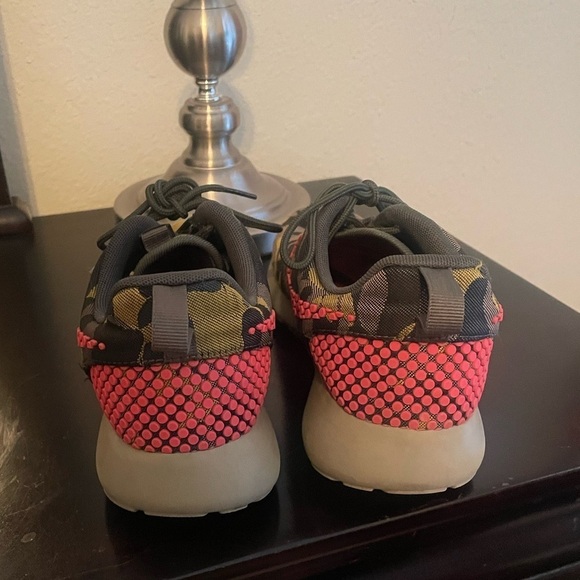 Nike Women's Roshe One Premium Plus Camo Sneakers Size 7.5 Green - Picture 3 of 7